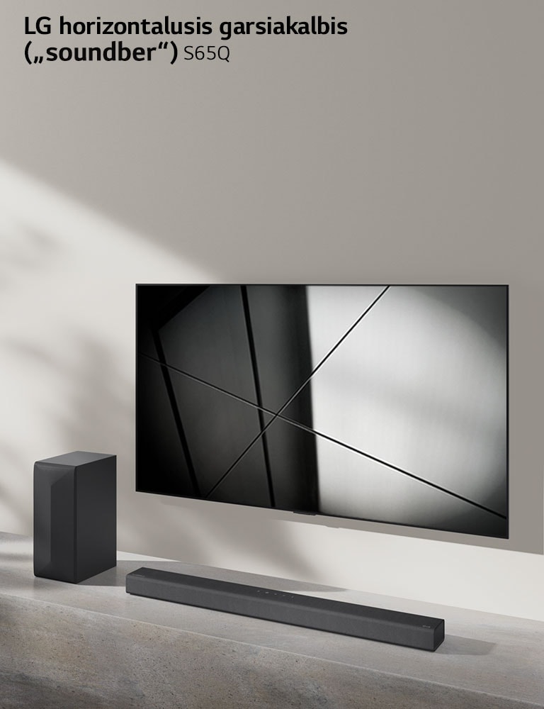 LG horizontalusis garsiakalbis („Sound Bar“) S65Q ir LG televizorius svetainėje pastatyti vienas šalia kito. Televizorius įjungtas, jame rodomas juodos ir baltos spalvų atvaizdas.