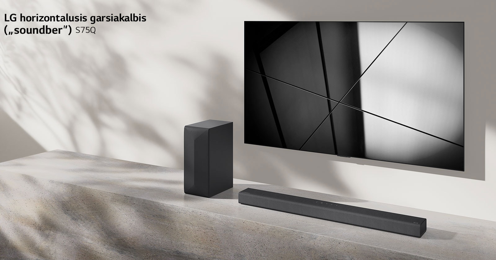 LG horizontalusis garsiakalbis („Sound Bar“) S75Q ir LG televizorius svetainėje pastatyti vienas šalia kito. Televizorius įjungtas, jame rodomas juodos ir baltos spalvų atvaizdas.