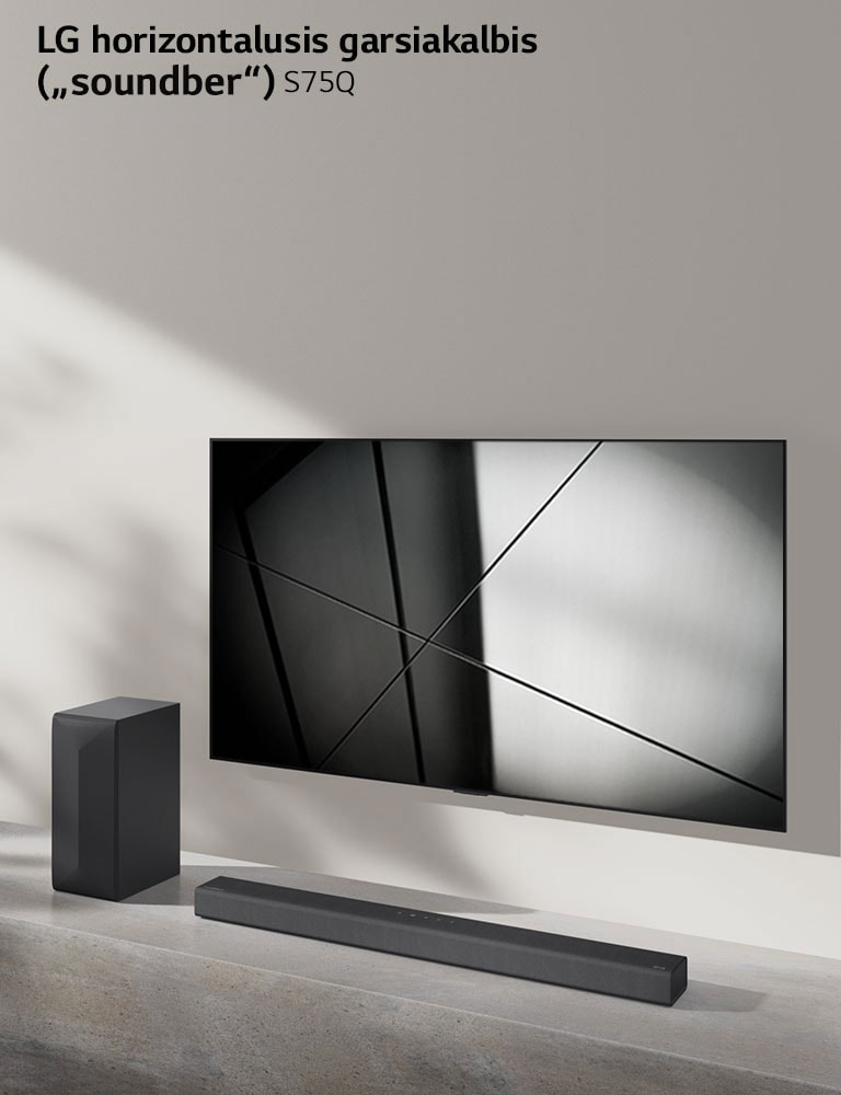 LG horizontalusis garsiakalbis („Sound Bar“) S75Q ir LG televizorius svetainėje pastatyti vienas šalia kito. Televizorius įjungtas, jame rodomas juodos ir baltos spalvų atvaizdas.