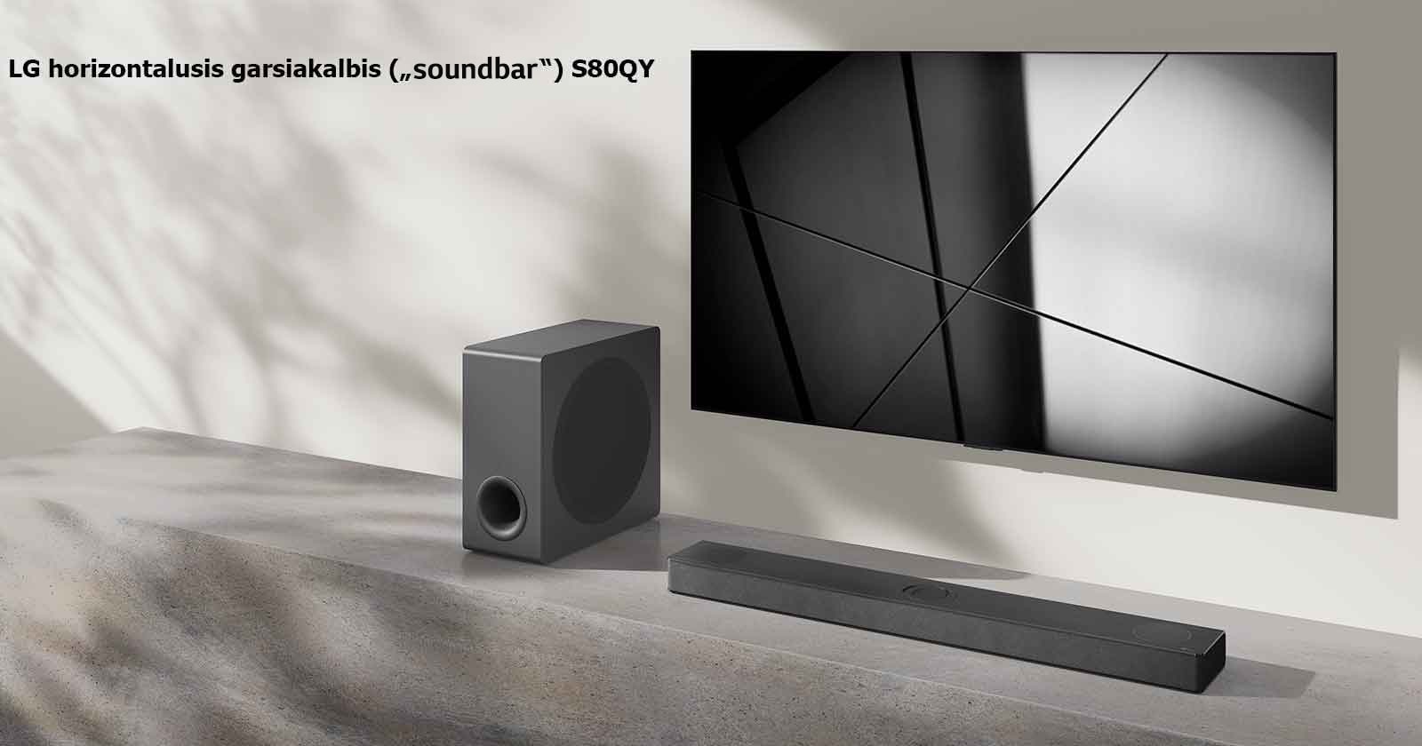 LG horizontalusis garsiakalbis („Sound Bar“) S80QY ir LG televizorius svetainėje pastatyti vienas šalia kito. Televizorius įjungtas, jame rodomas juodos ir baltos spalvų atvaizdas.