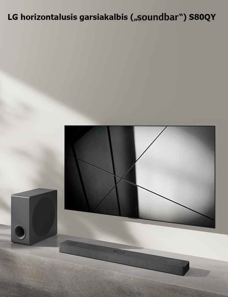 LG horizontalusis garsiakalbis („Sound Bar“) S80QY ir LG televizorius svetainėje pastatyti vienas šalia kito. Televizorius įjungtas, jame rodomas juodos ir baltos spalvų atvaizdas.