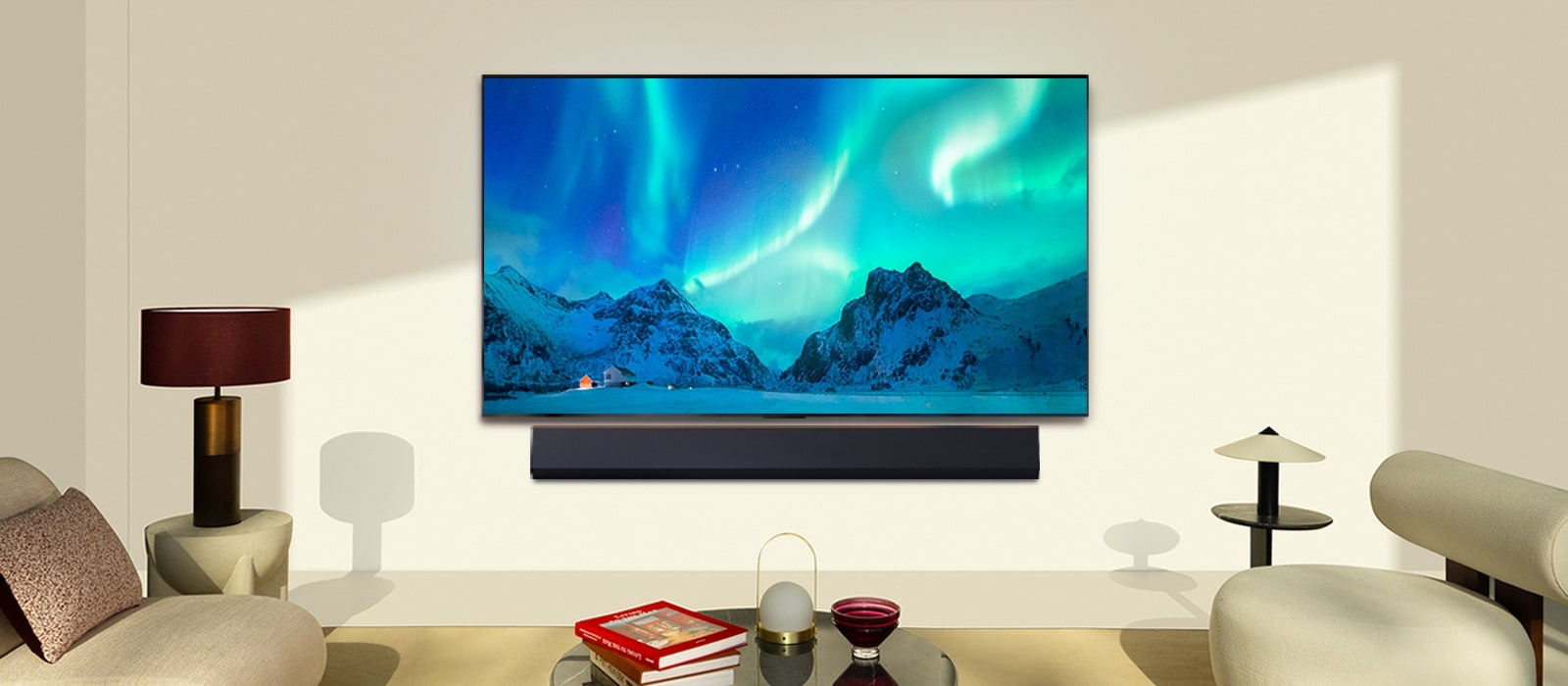 LG OLED TV ir LG garso juosta modernioje gyvenamojoje patalpoje dienos metu. Poliarinės pašvaistės vaizdas ekrane rodomas idealiu ryškumo lygiu.