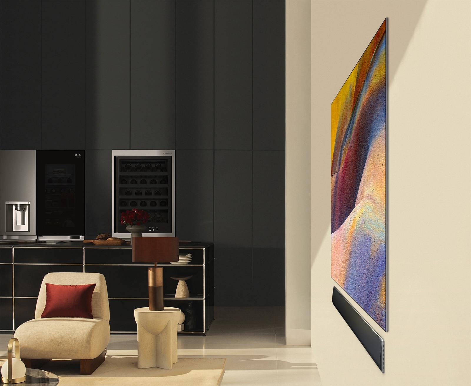 LG OLED TV, OLED G4 su elegantišku abstrakčiu meno kūriniu ir "LG Soundbar", pritvirtinti prie sienos modernioje gyvenamojoje erdvėje.