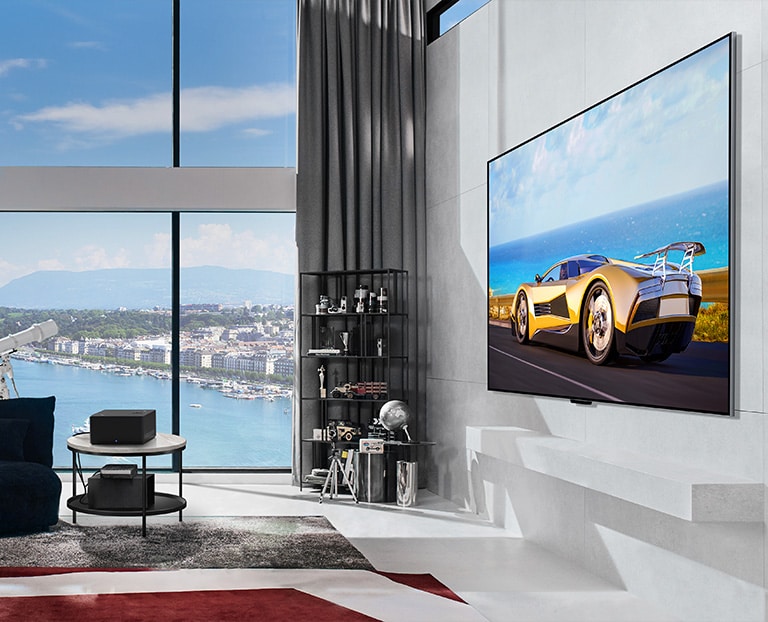 LG OLED evo M4 pritvirtinto prie sienos vaizdas kampu šviesiame šiuolaikiniame bute.