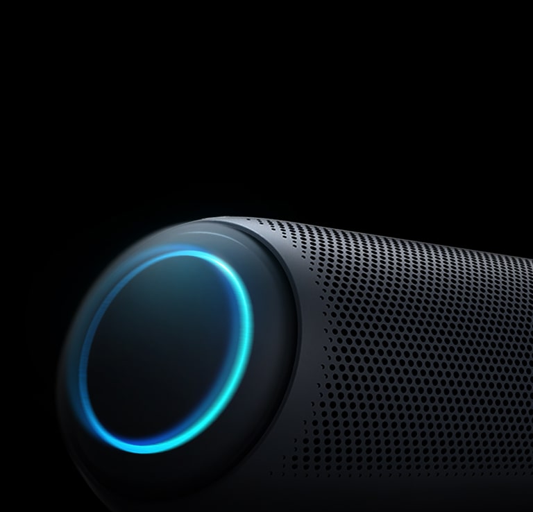 Juodame fone pavaizduotas priartintas „LG XBOOM Go“ kairysis žemadažnis garsiakalbis su dangaus mėlynumo apšvietimu.