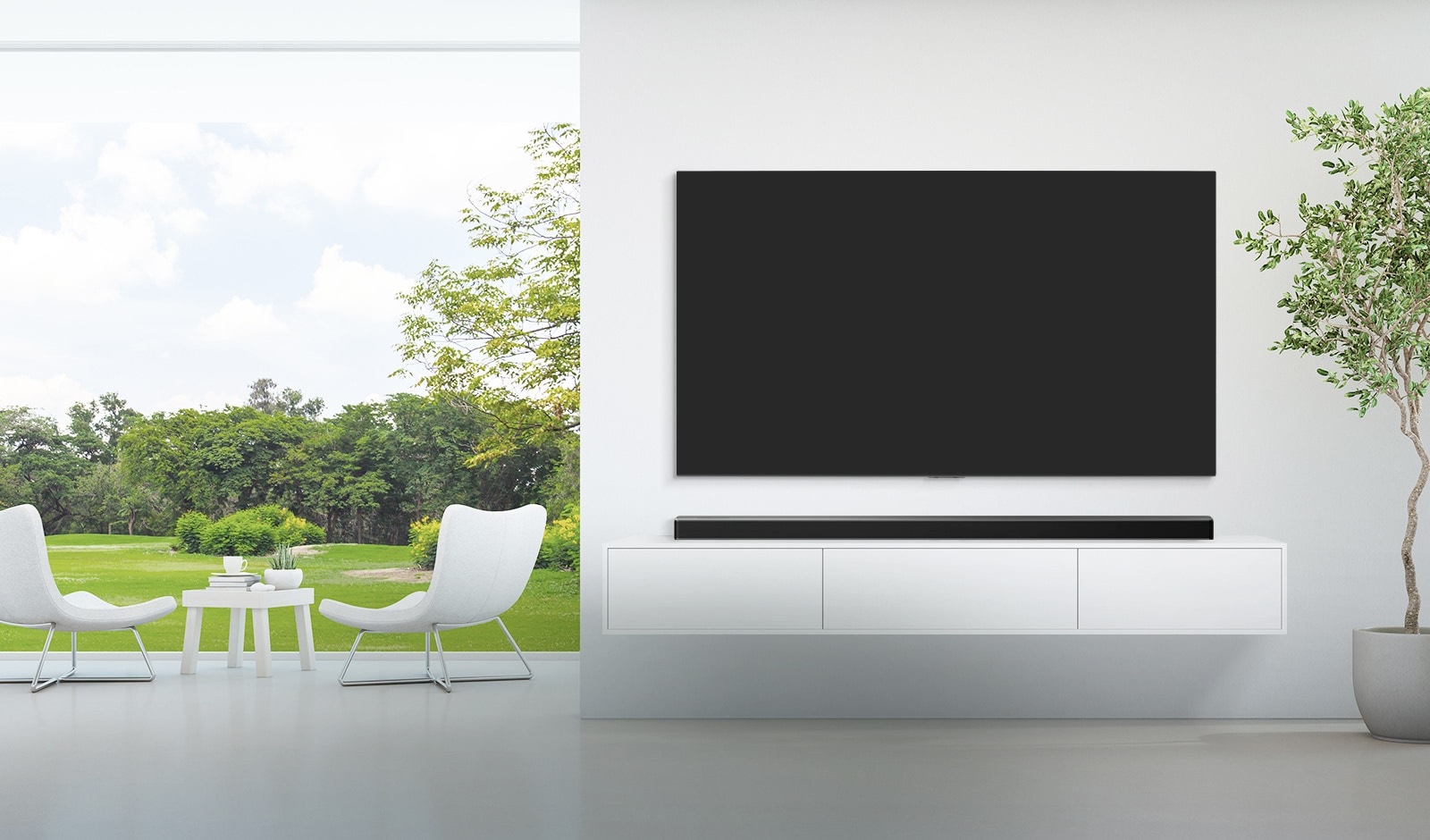 Plačioje baltoje svetainėje įrengtas televizorius ir horizontalusis garsiakalbis, o pro platų langą matomas žalio miško vaizdas. 