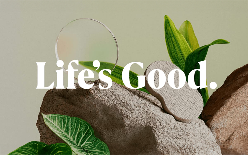LG logotipas "Life's Good" gamtos įkvėptame fone, skatinantis tvarų gyvenimą.