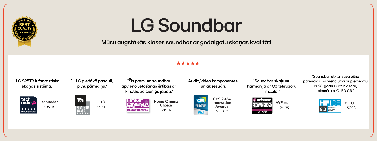 LG Soundbar, aizmugurējie skaļruņi un zemfrekvences skaļrunis ir novietoti leņķiskā perspektīvā uz brūna koka plaukta melnā telpā, ko ieskauj tumsa, un gaisma izplūst tikai pār skaņas sistēmu.