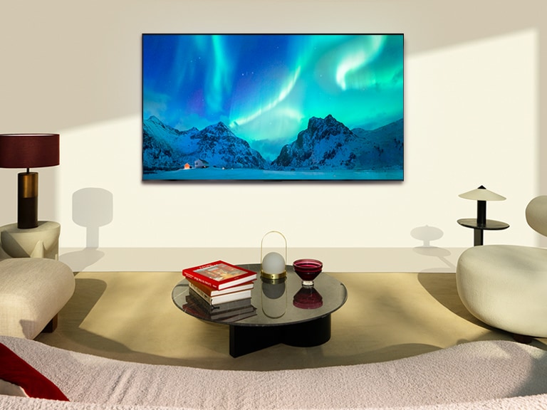 LG OLED TV modernā dzīvojamā istabā dienas laikā. Aurora Borealis ekrāna attēls tiek parādīts, pielāgojot piemērotāko spilgtuma līmeni.