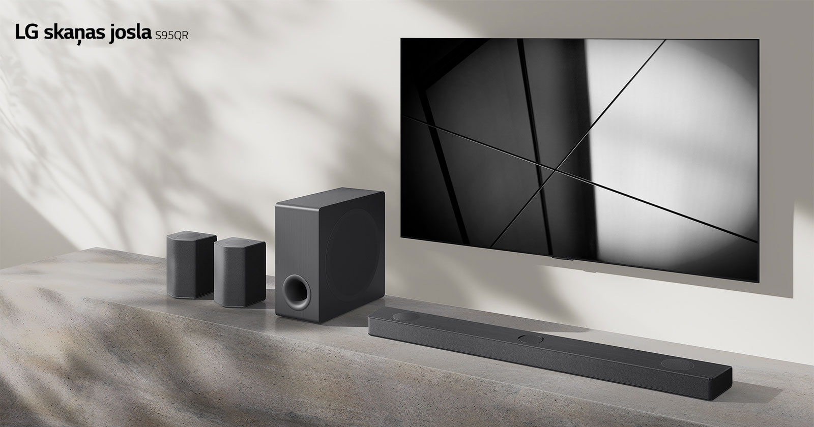 LG skaņas josla S95QR un LG televizors ir novietoti kopā viesistabā. Televizors ir ieslēgts, un tiek rādīts melnbalts attēls.