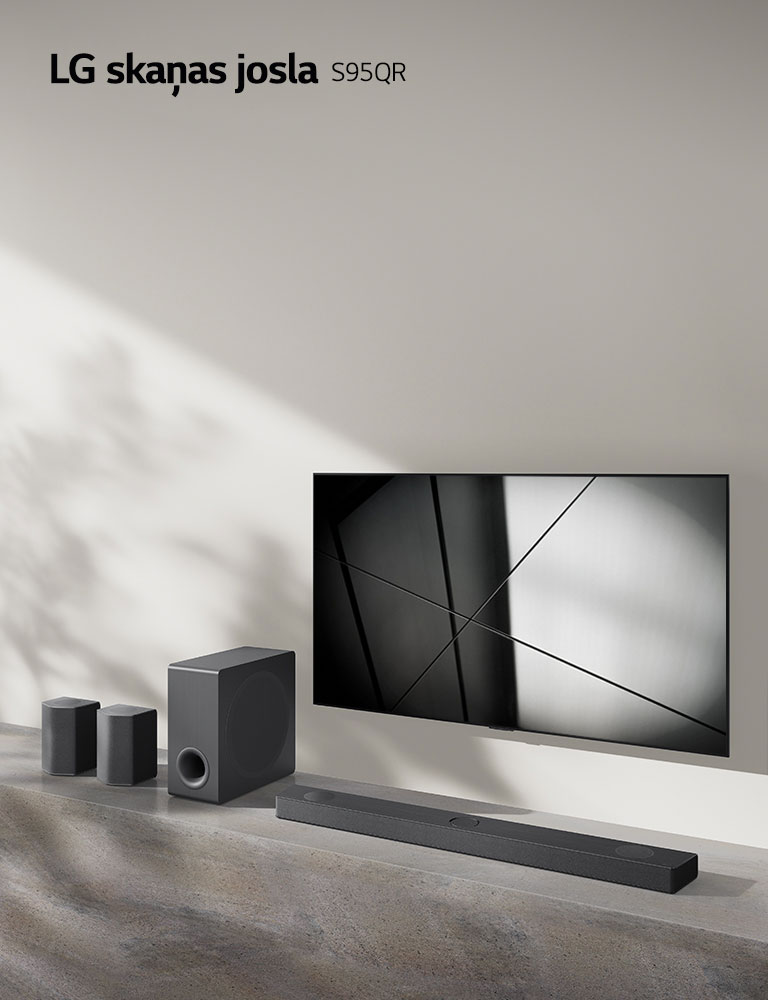 LG skaņas josla S95QR un LG televizors ir novietoti kopā viesistabā. Televizors ir ieslēgts, un tiek rādīts melnbalts attēls.