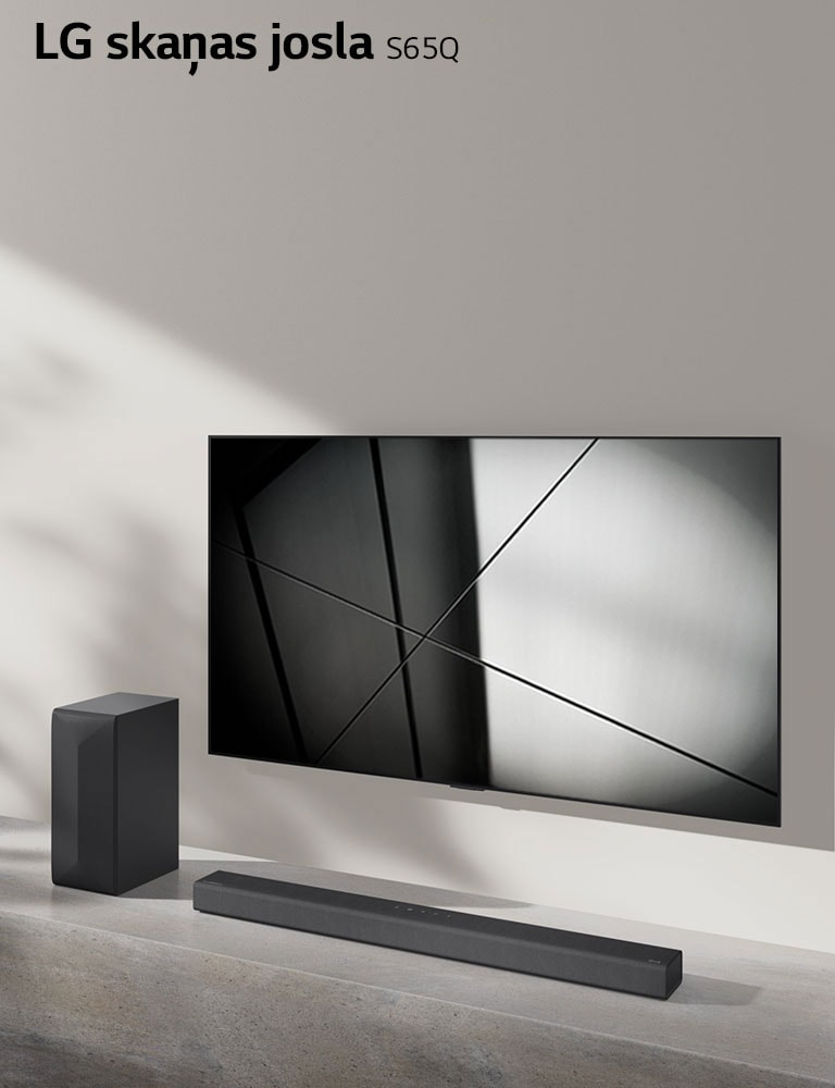 LG skaņas josla S65Q un LG televizors ir kopā novietoti viesistabā. Televizors ir ieslēgts, un tiek rādīts melnbalts attēls.