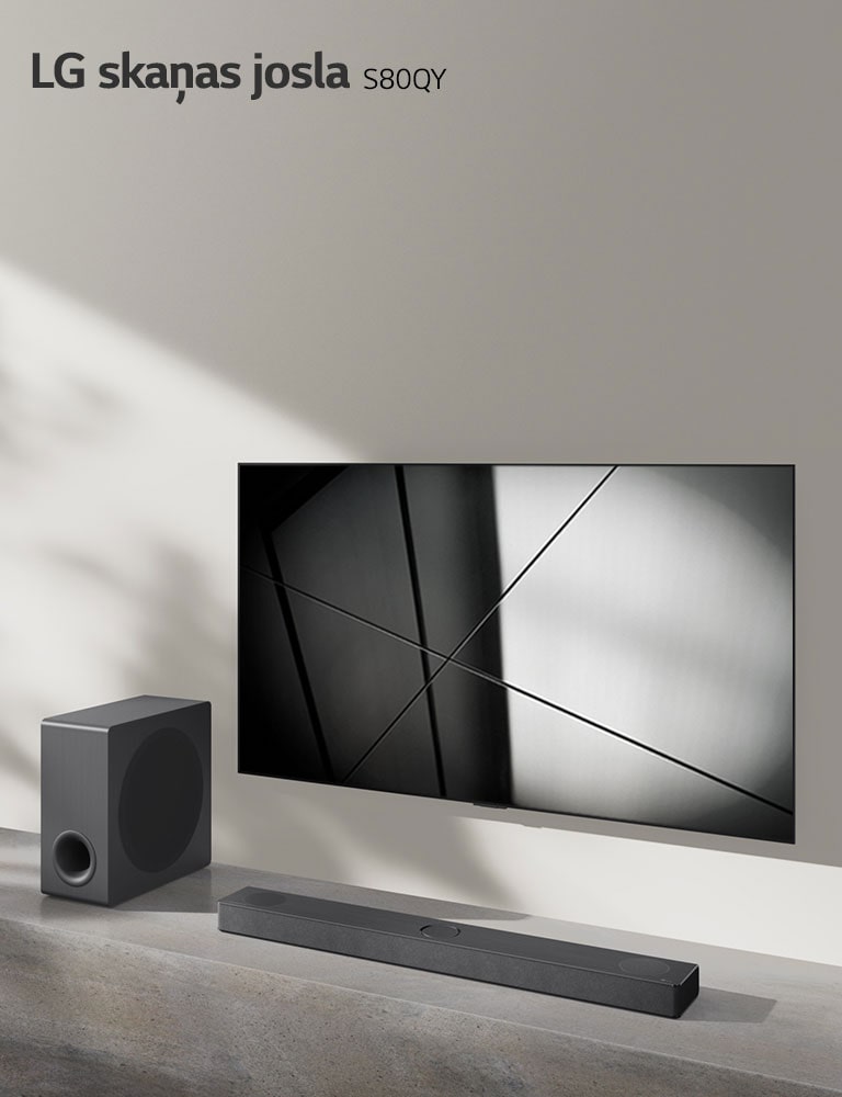 LG skaņas josla S80QY un LG televizors ir kopā novietoti viesistabā. Televizors ir ieslēgts, un tiek rādīts melnbalts attēls.
