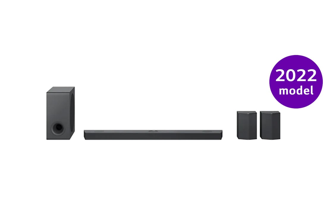 LG Soundbar S95QR, Skats no priekšpuses ar zemo frekvenču pastiprinātāju un aizmugures skaļruņiem, S95QR