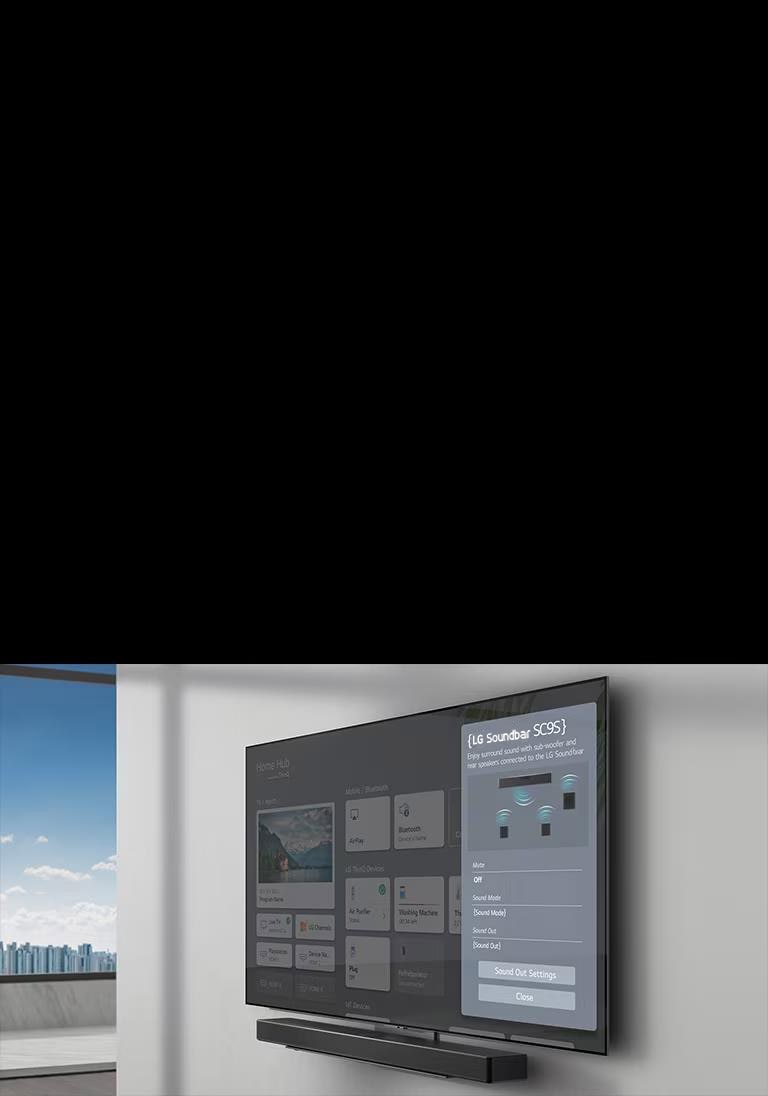 LG Sound Bar SC9S iestatījumu izvēlne redzama pie sienas piestiprinātā TV ekrānā. Skaņas panelis piestiprināts pie sienas tieši zem TV.