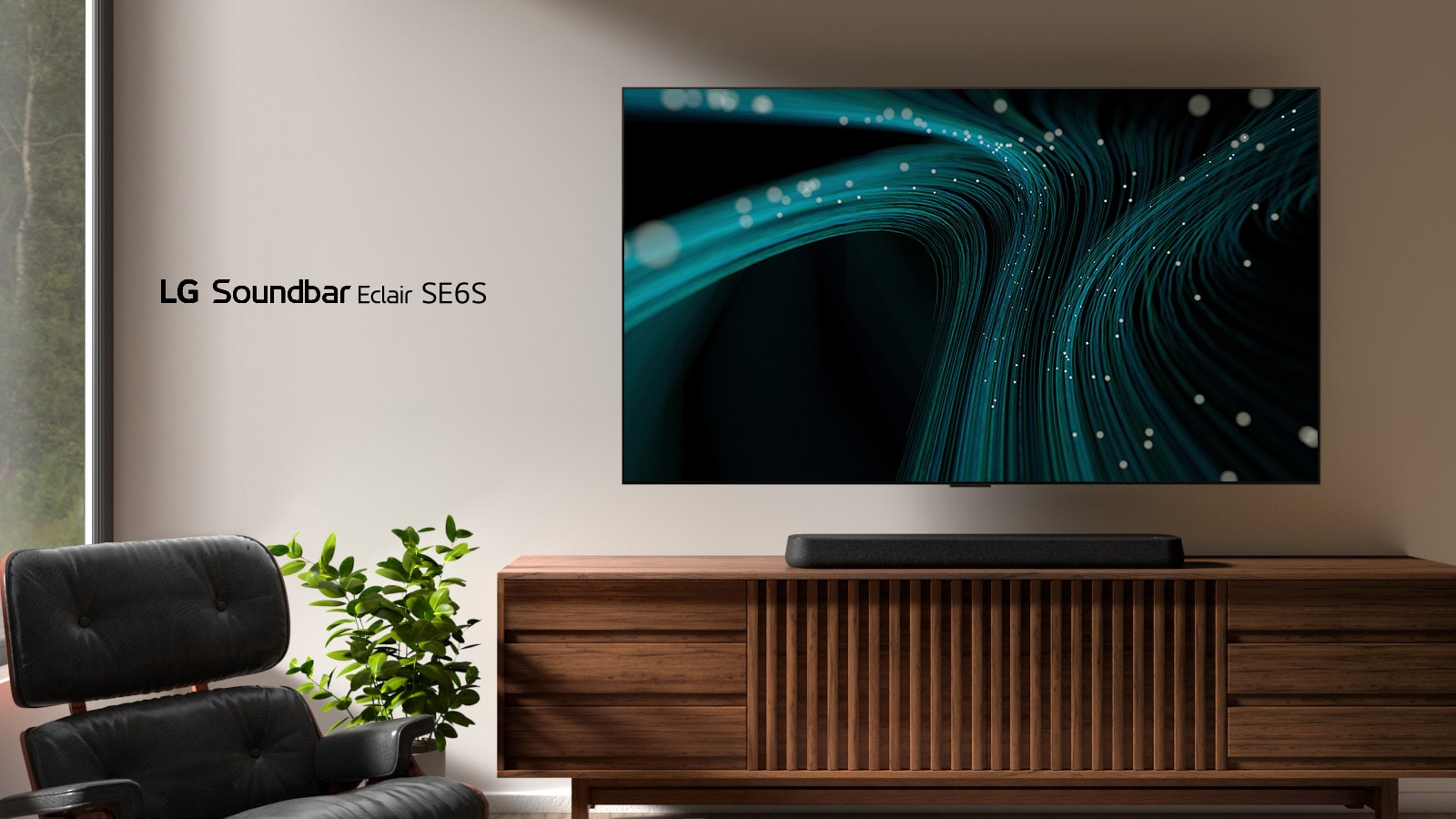 La LG Sound Bar SE6S est placée sur le coffret en bois. Au-dessus se trouve une télé à fixation murale avec des images d'ondes sonores bleues et des lumières en pointillés. Sur le côté gauche, une fenêtre est légèrement visible et un fauteuil en cuir noir est placé devant une plante verte.