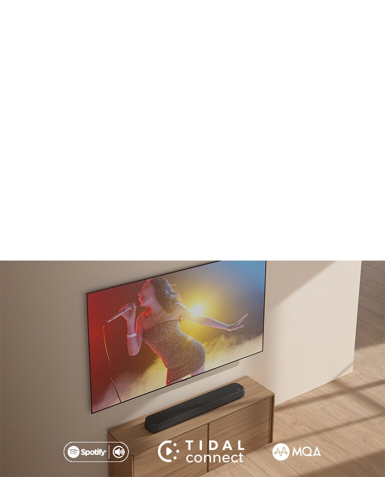 Une LG TV est accrochée au mur. Sur l'écran, une femme en mini robe chante avec un micro dans la main droite dans des lumières rouges, jaunes et bleues. La Sound Bar est placée juste en dessous.