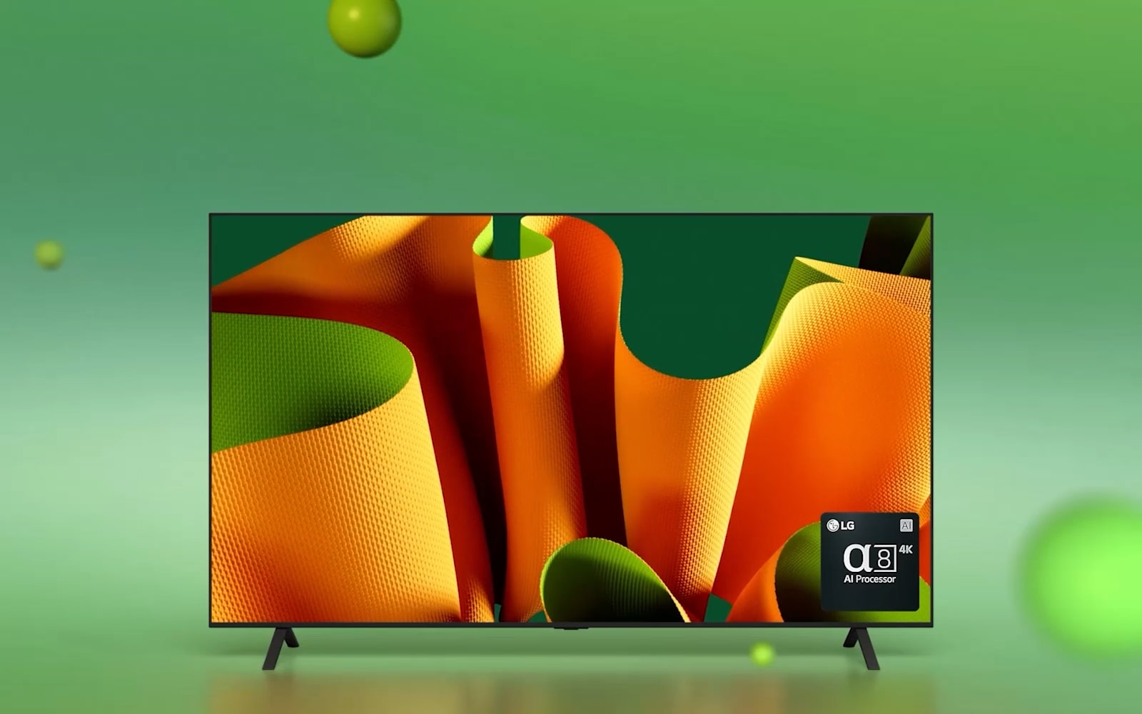 Un LG OLED B4 orienté à 45 degrés vers la gauche avec une œuvre d'art abstraite en vert et orange à l'écran sur un fond vert avec des sphères 3D. Le OLED TV pivote pour faire face à l'avant. En bas à droite se trouve le logo du processeur LG alpha 8 AI.