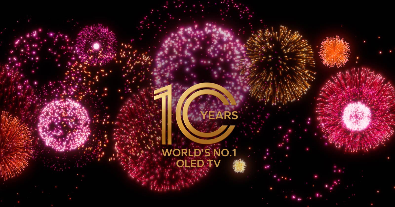 Een video laat zien hoe het embleem van het 10 jaar ‘s Werelds Nr.1 OLED TV geleidelijk verschijnt tegen een zwarte achtergrond met paars, roze en oranje vuurwerk. 