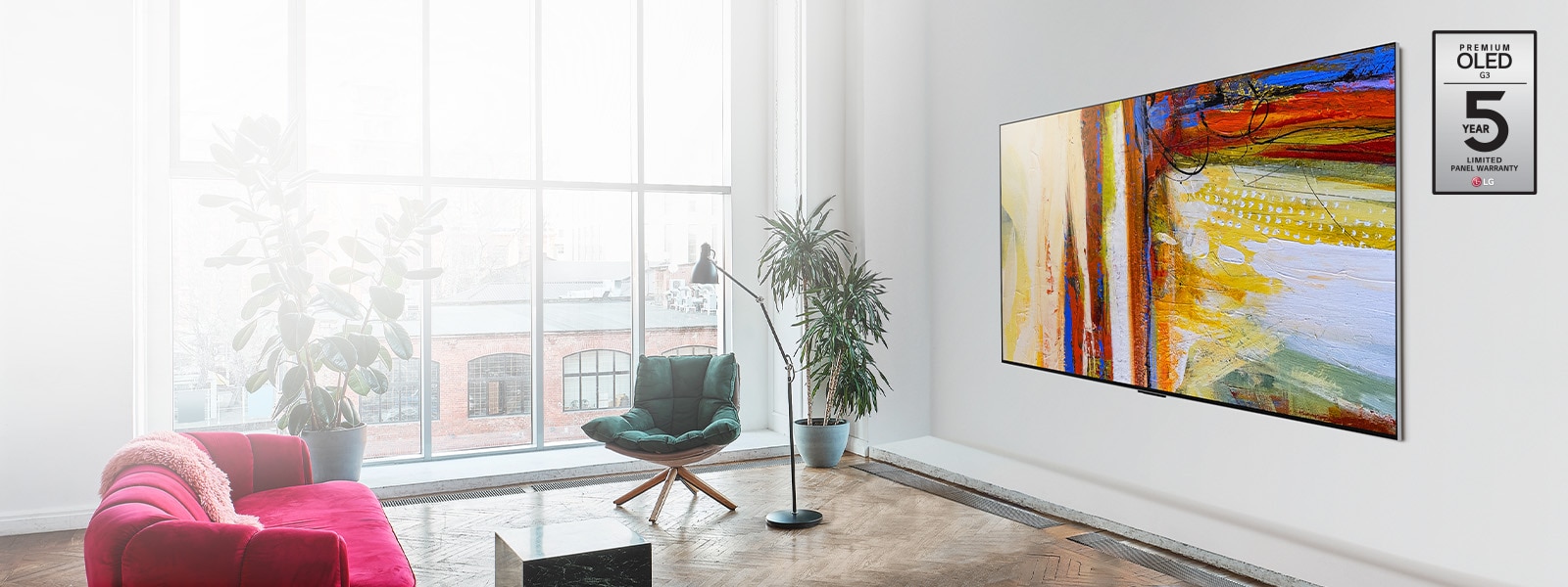 Slika LG OLED G3 z barvito abstraktno umetnino v svetli in živahni sobi.