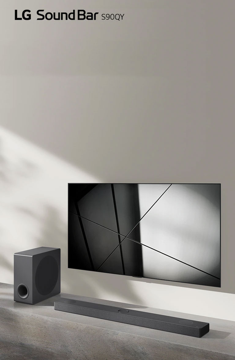 LG soundbar S90QY en LG TV zijn samen in de woonkamer geplaatst. De tv staat aan en vertoont een zwart-wit beeld.