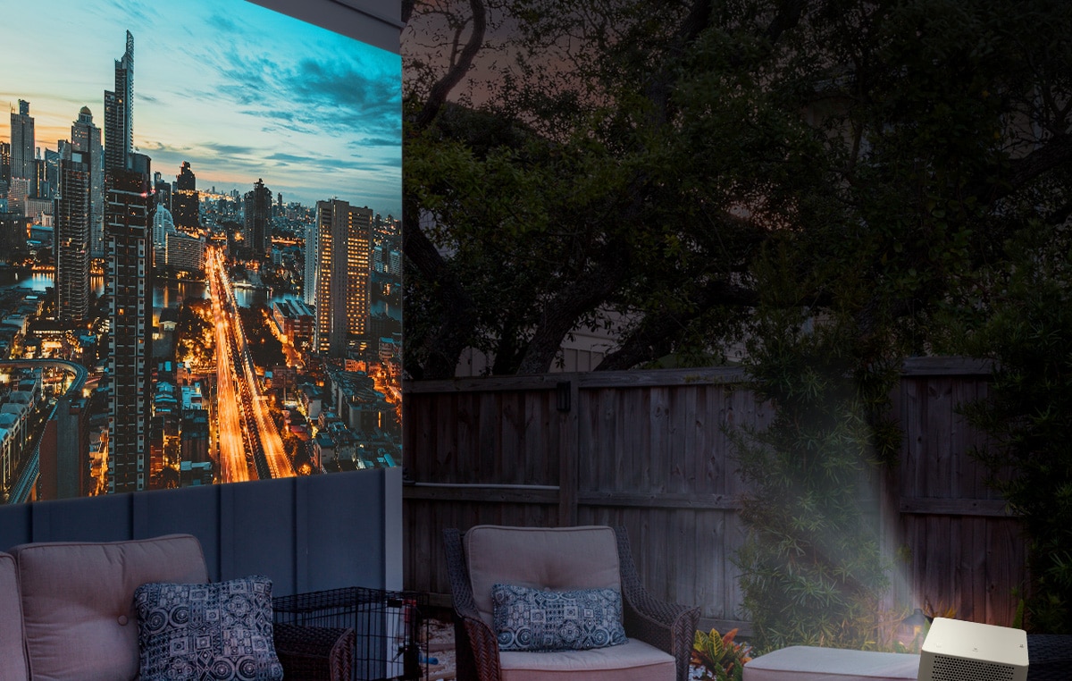 LG CineBeam projector om te gebruiken in de achtertuin
