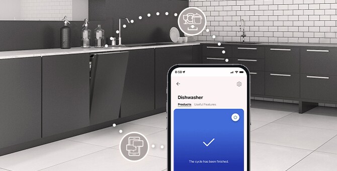 Kjøkkeninnredning med delvis åpen innebygd oppvaskmaskin og LG ThinQ™-app som viser syklus fullstendig varsling.