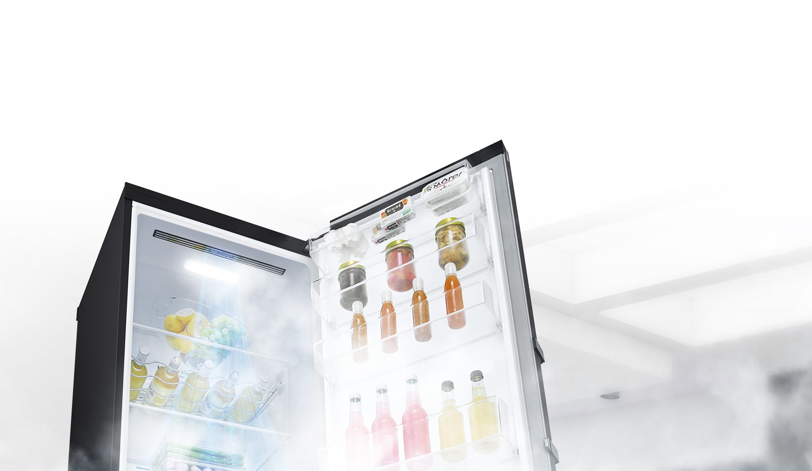 Et åpent kjøleskap fylt med varer vises fra en vinkel. Hvit luft blåser fra toppen av innsiden og ned omkring all maten for å holde den kjølig.