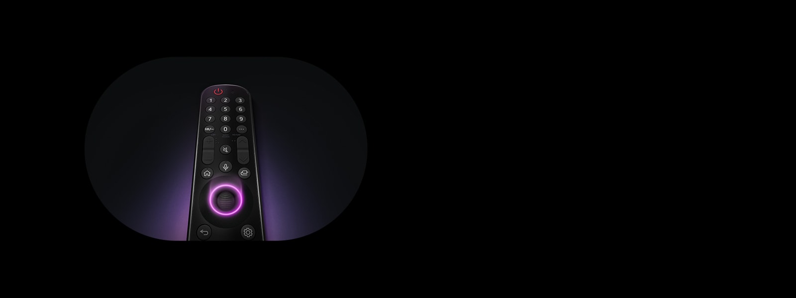 LG Magic Remote ที่มีปุ่มวงกลมตรงกลาง โดยมีแสงสีม่วงนีออนเล็ดลอดออกมารอบๆ ปุ่มเพื่อไฮไลต์ แสงสีม่วงอ่อนๆ ล้อมรอบรีโมทบนพื้นหลังสีดำ