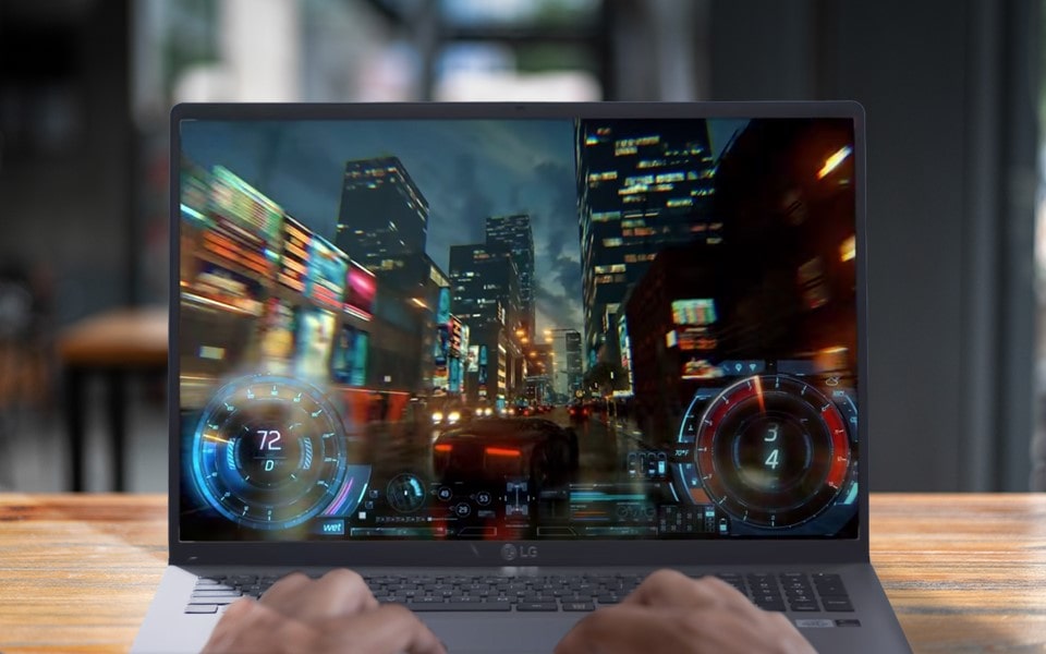Uma cena de filme de ação é mostrado em um laptop