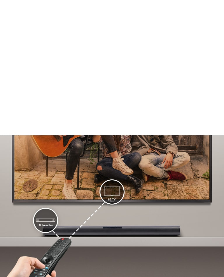 Există o telecomandă LG în mâna cuiva, controlând televizorul și bara de sunet în același timp. Există pictograme pentru LG TV și LG Soundbar.