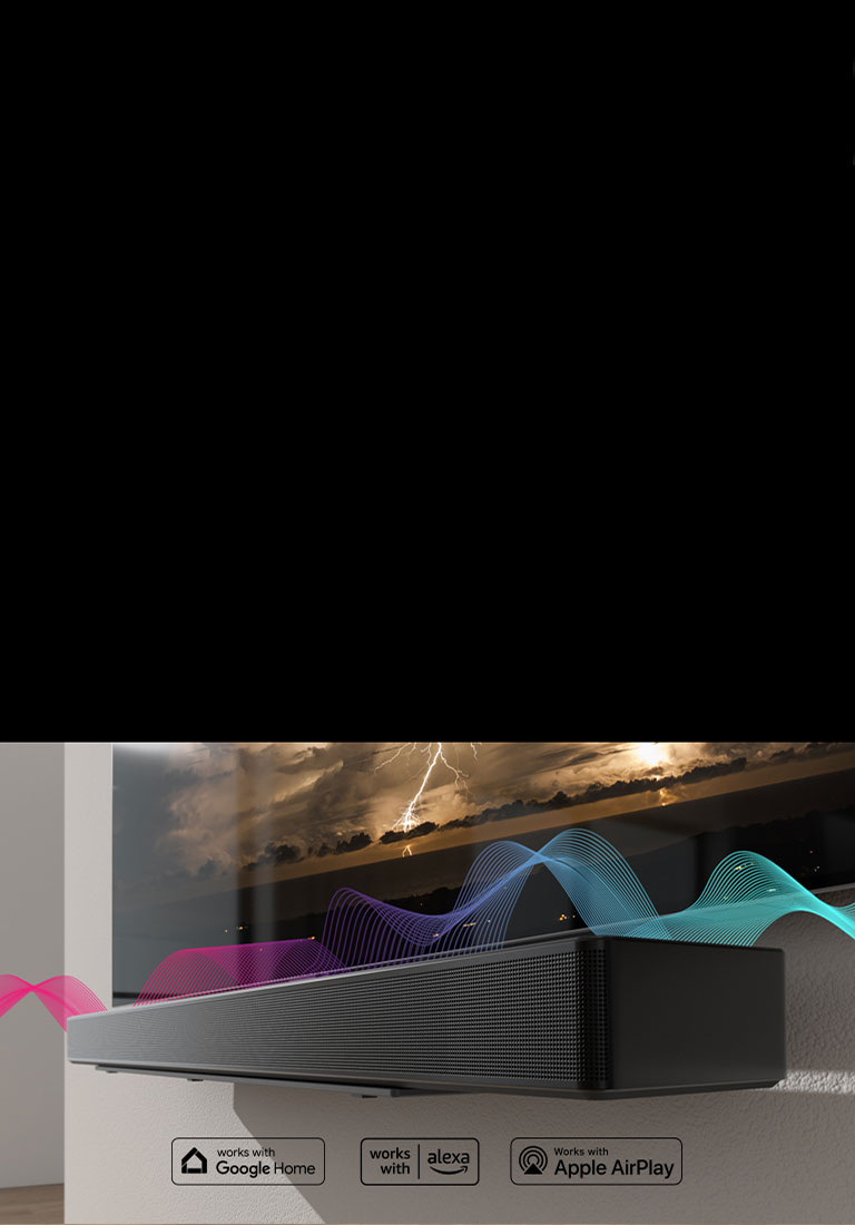 Sound Bar zvučnik je okačen na zidu dok se TV nalazi direktno iznad. Zvučni talasi prelaze između njih dok menjaju boje iz crvene u plavu.