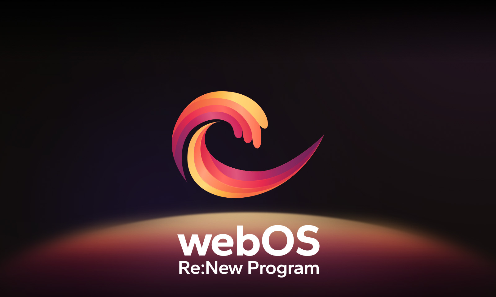 webOS logo lebdi u sredini na crnoj pozadini, dok je prostor ispod njega osvetljen crvenim, narandžastim i žutim bojama logoa. Ispod logoa su reči „webOS Re:New Program”.