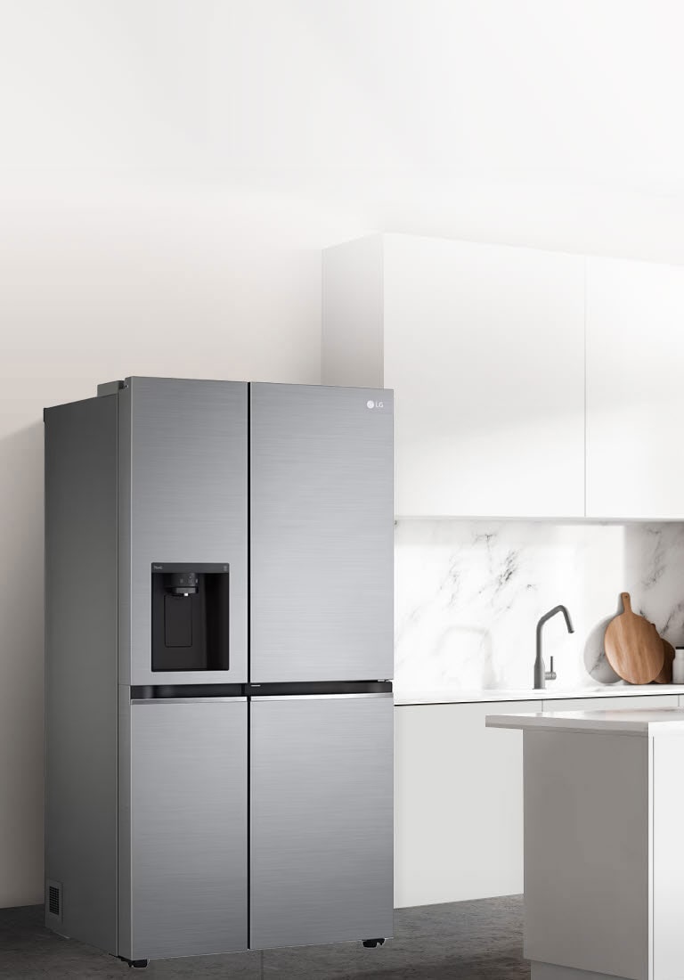 Pogled sa strane na kuhinju sa instaliranim platinasto srebrna InstaView frižiderom