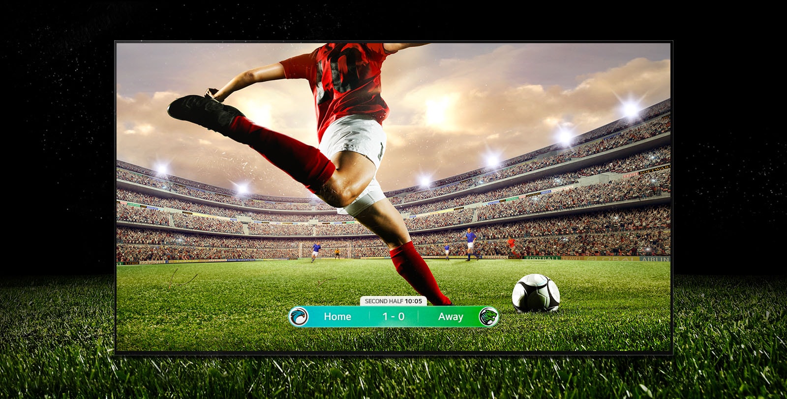 Slika ekrana na kom se prikazuje fudbalska utakmica sa igračem u crvenom prugastom dresu koji se sprema da lansira loptu preko stadiona. Rezultat utakmice je vidljiv u dnu ekrana. Zelena trava sa terena izlazi iz okvira ekrana na crnu pozadinu.