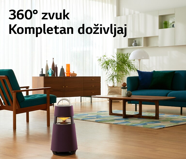 Slika žene koja sedi na sofi i sluša muziku dok se ispred nje nalazi XBOOM 360.