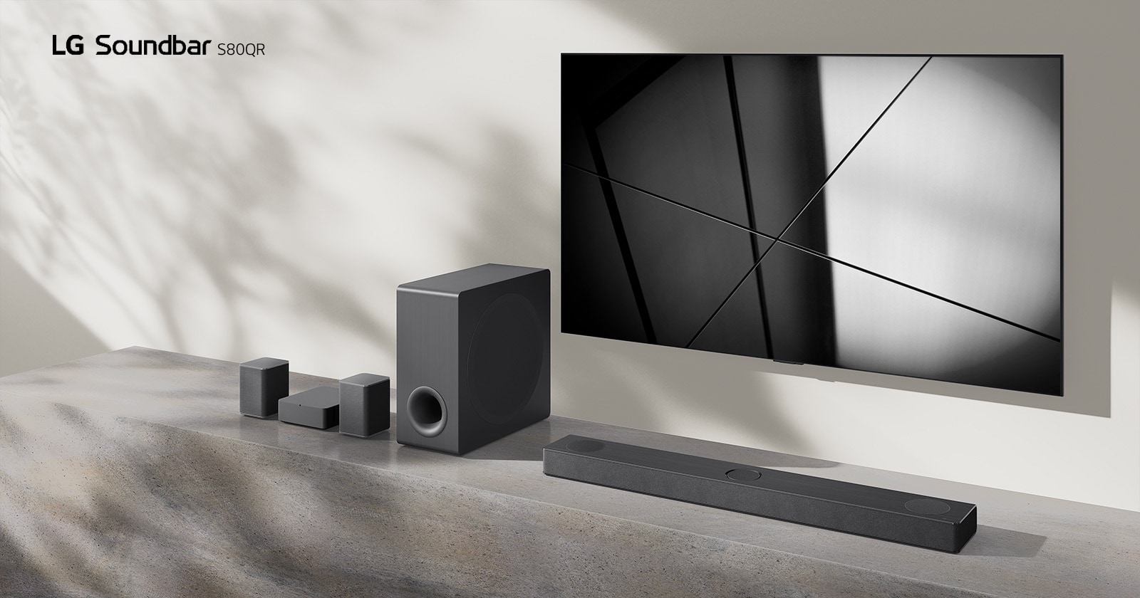 LG Sound Bar S80QR i LG TV postavljeni su zajedno u dnevnoj sobi. Televizor je uključen i prikazuje se crno-bela slika.