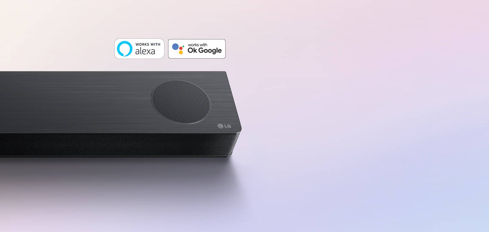 LG Soundbar zvučnik postavljen je na pod, logotip LG se nalazi u desnom uglu Soundbar zvučnika. Logotipi Alexa i OK GOOGLE nalaze se na Soundbar zvučniku.