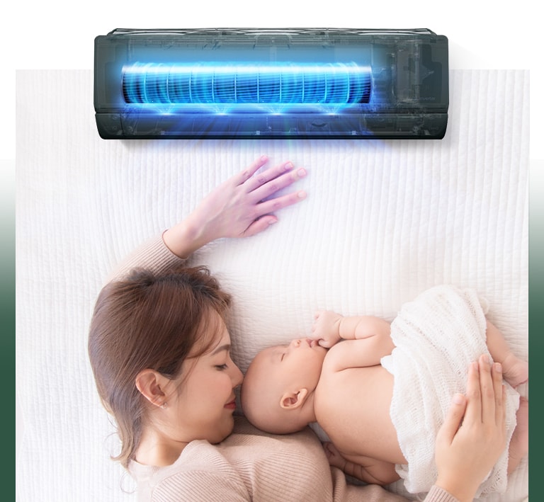 Изображение художественной школы на фоне женщины и младенца, лежащих в постели. Вентиляторы выделены синим цветом, чтобы показать излучаемый УФ-светодиодом свет, который удаляет бактерии.