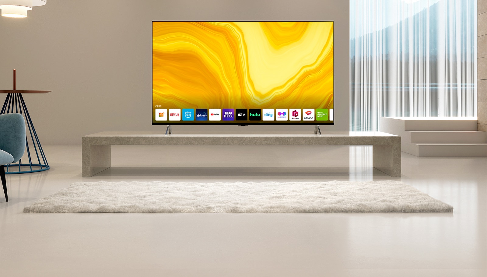 На главном экране изображен пользовательский интерфейс. Сцена меняется, показывая телевизор, установленный в желтой гостиной.
