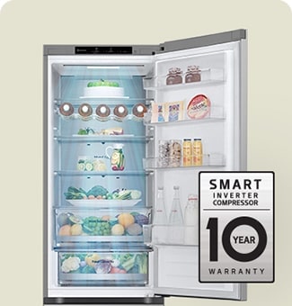 Открытый холодильник с продуктами внутри и наклейкой 