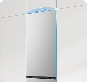 Плоская дверь органично встраивает холодильник в кухонный интерьер