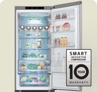 Открытый холодильник с продуктами внутри и наклейкой 