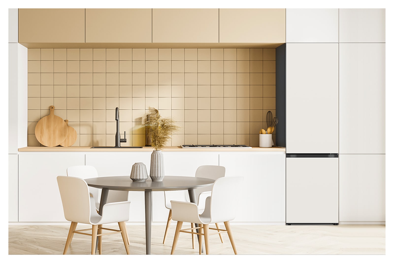 На ней изображен туманно-бежевый цвет LG Bottom Freezer Objet Collection, размещенный на кухне, который естественно сочетается с мебелью вокруг.
