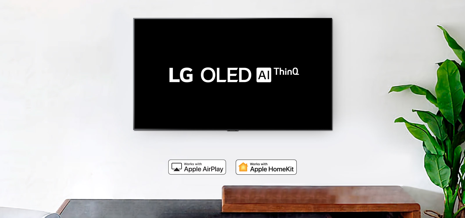 Настенный телевизор, показывающий логотип LG OLED AI ThinQ на черном фоне