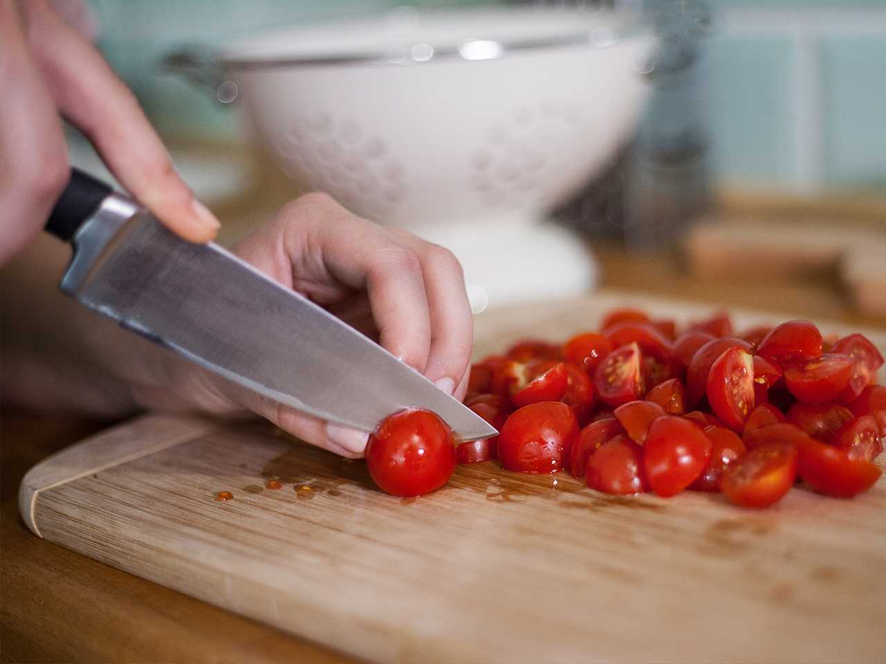 Процесс приготовления томатного пирога в микроволновке LG NeoChef