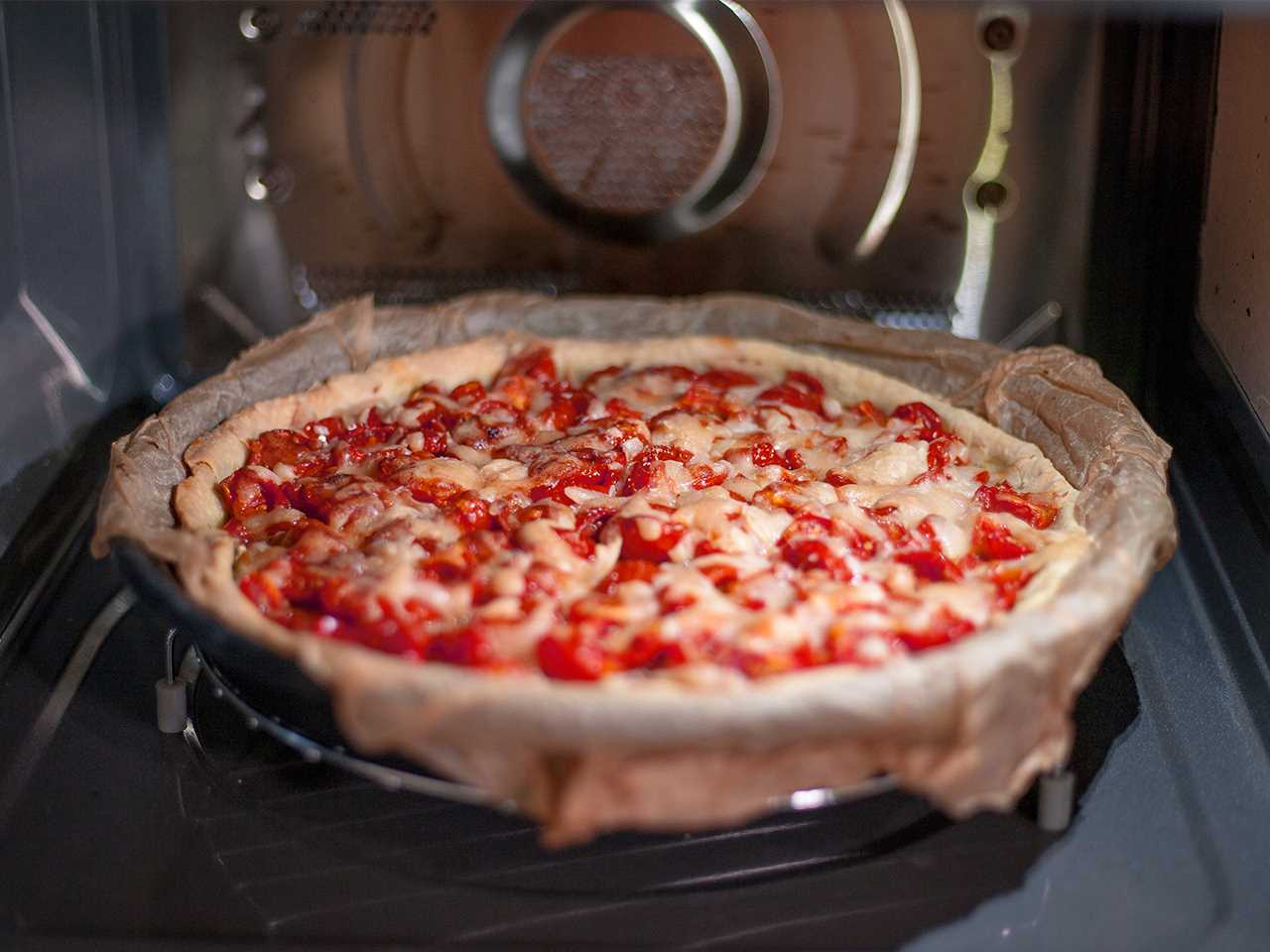 Процесс выпекания томатного пирога в микроволновке LG NeoChef