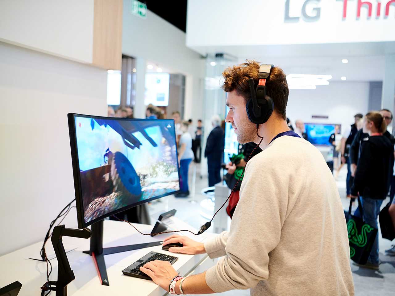 IFA 2018: мужчина играет в видеоигры на мониторе LG 32GK850G в секции видеоигры на выставке