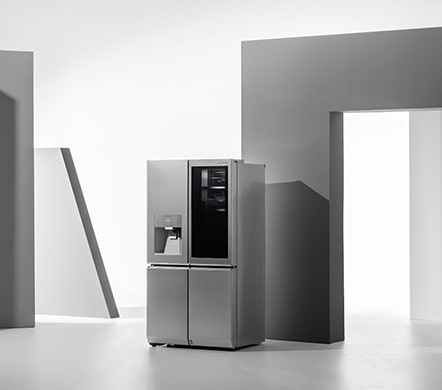 Холодильник LG SIGNATURE стоит в окружении геометрических фигур