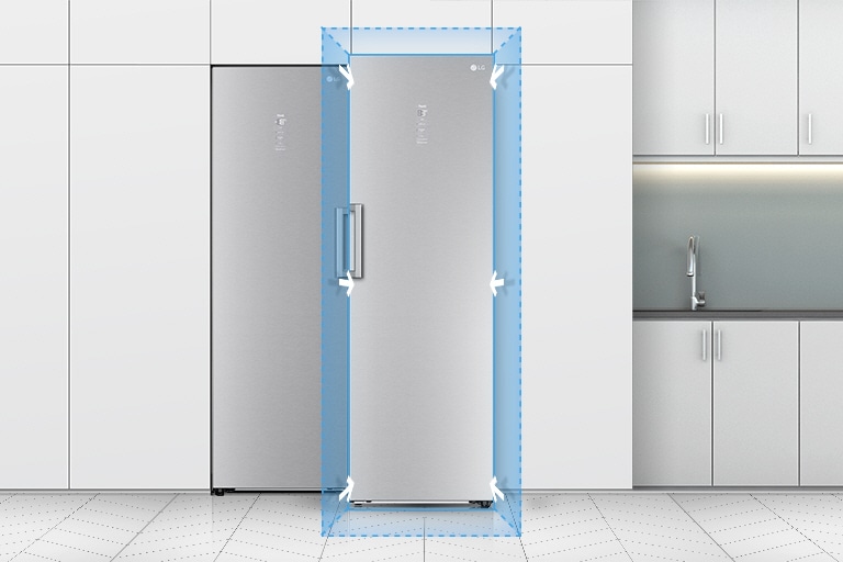 Kylskåpets framsida visas i ett kök. En blå kvadrat på kanten av kylskåpet och pilar som markerar hur det passar sömlöst in i ett vanligt kök.